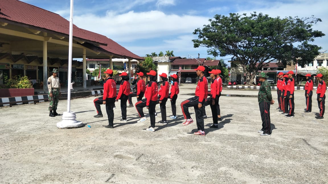 Babinsa Koramil 06 Latih Anggota Paskibra