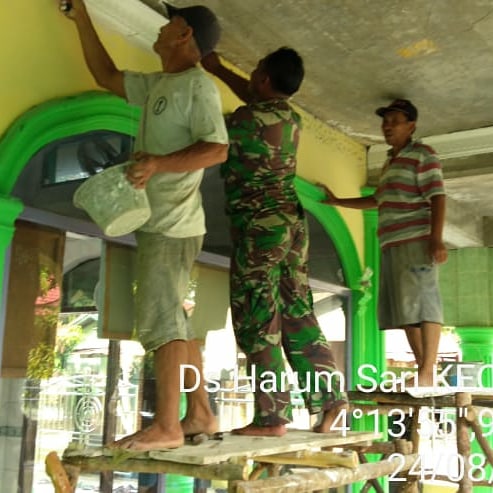 Gotong Royong Wujud Kepedulian Babinsa Bersama Warga dalam Pembangunan Masjid