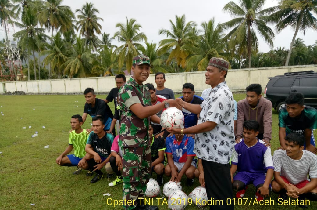 Dandim 0107/Aceh Selatan Serahkan Sarana Olahraga