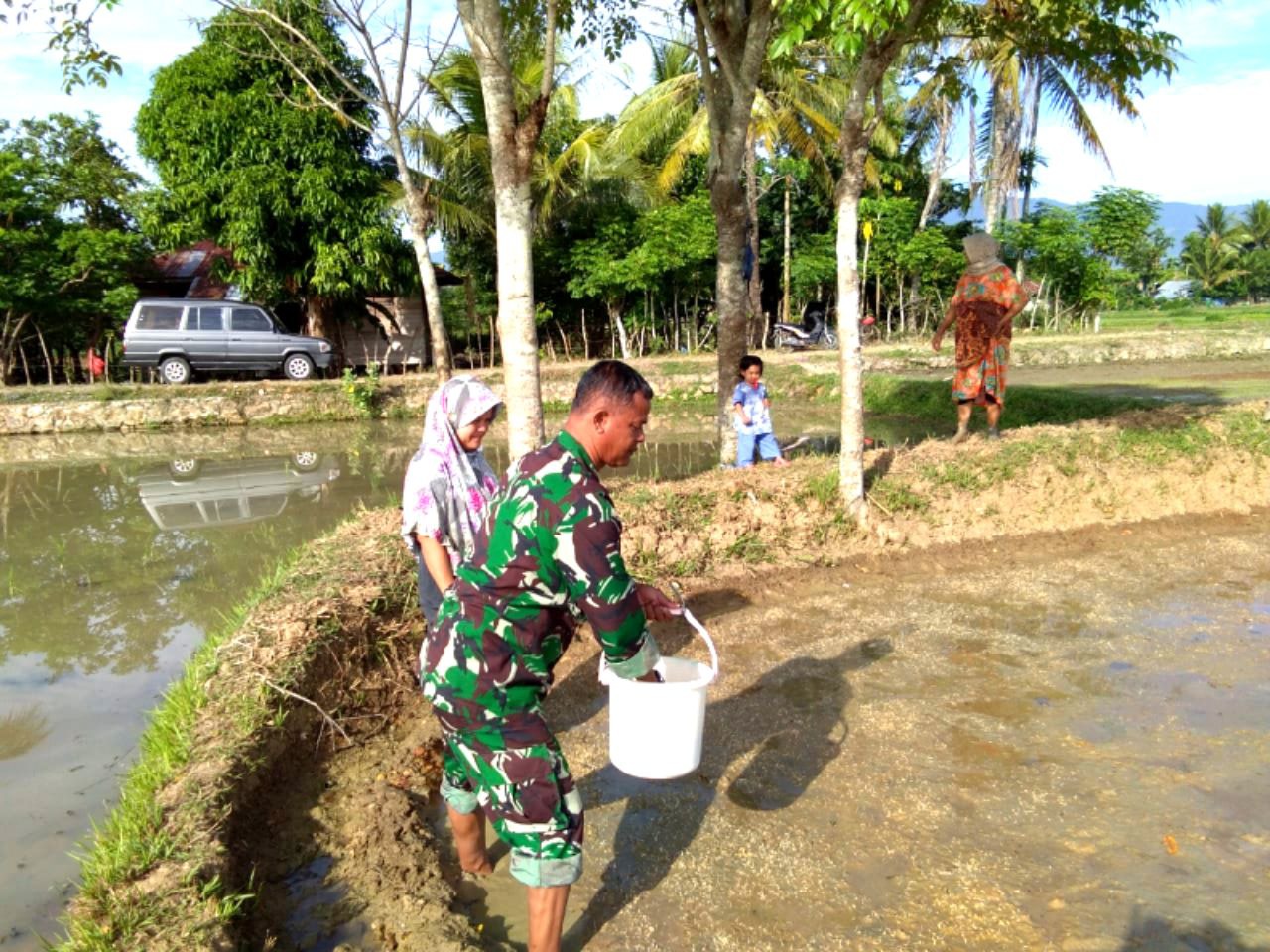 Babinsa Koramil 12/Montasik Dampingi Petani Tabur Benih Padi