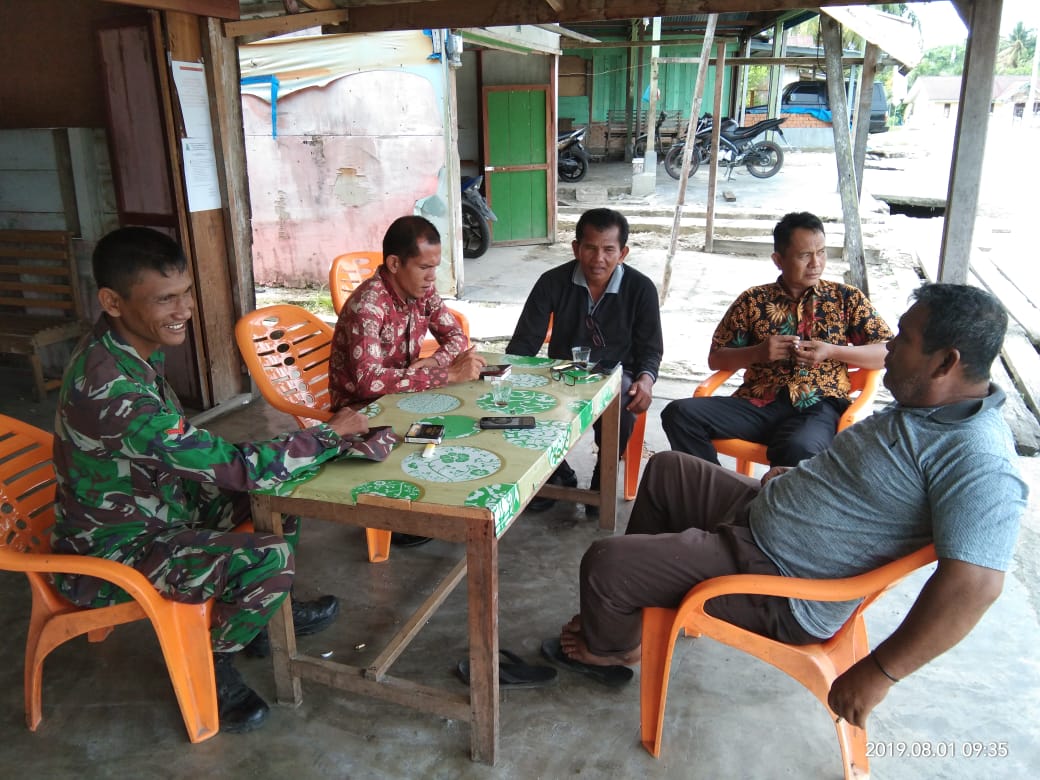Babinsa Himbau Masyarakat Untuk Memasang Bendera Merah Putih