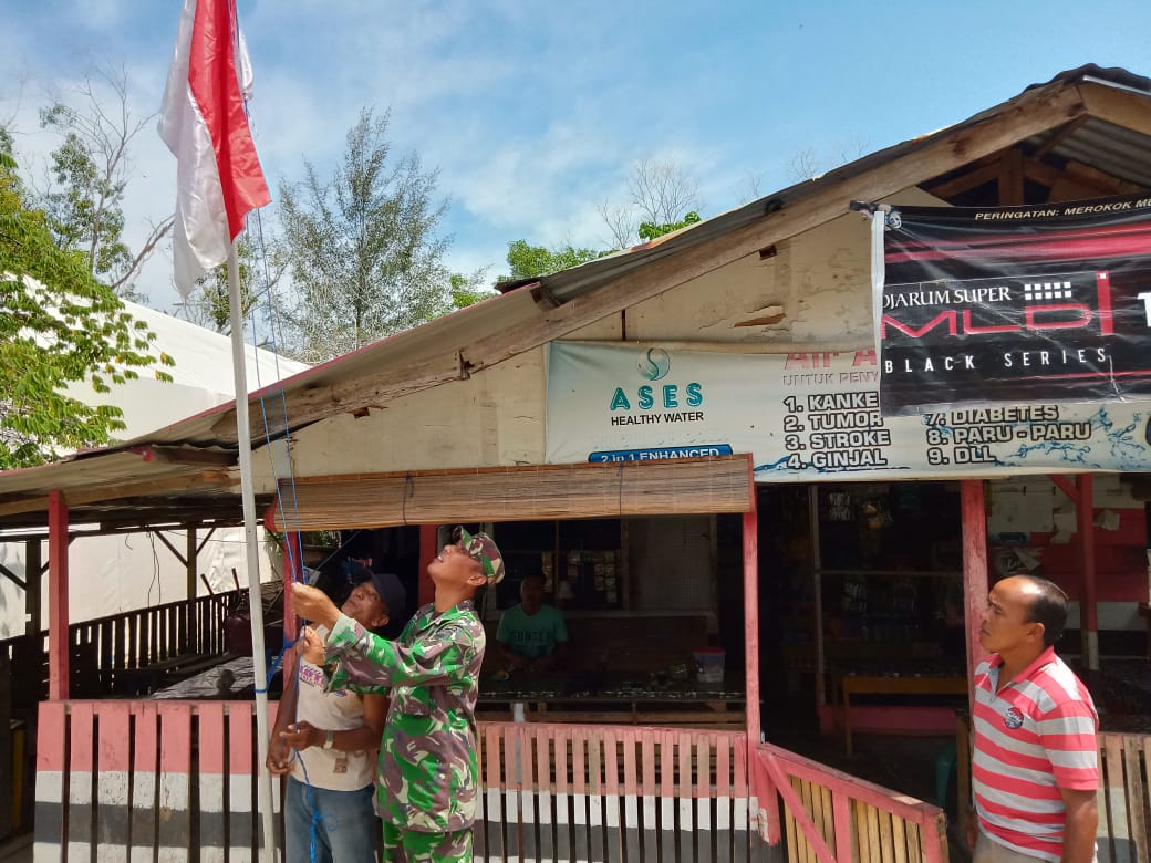 Babinsa Calang Bantu Warga Pasang Bendera