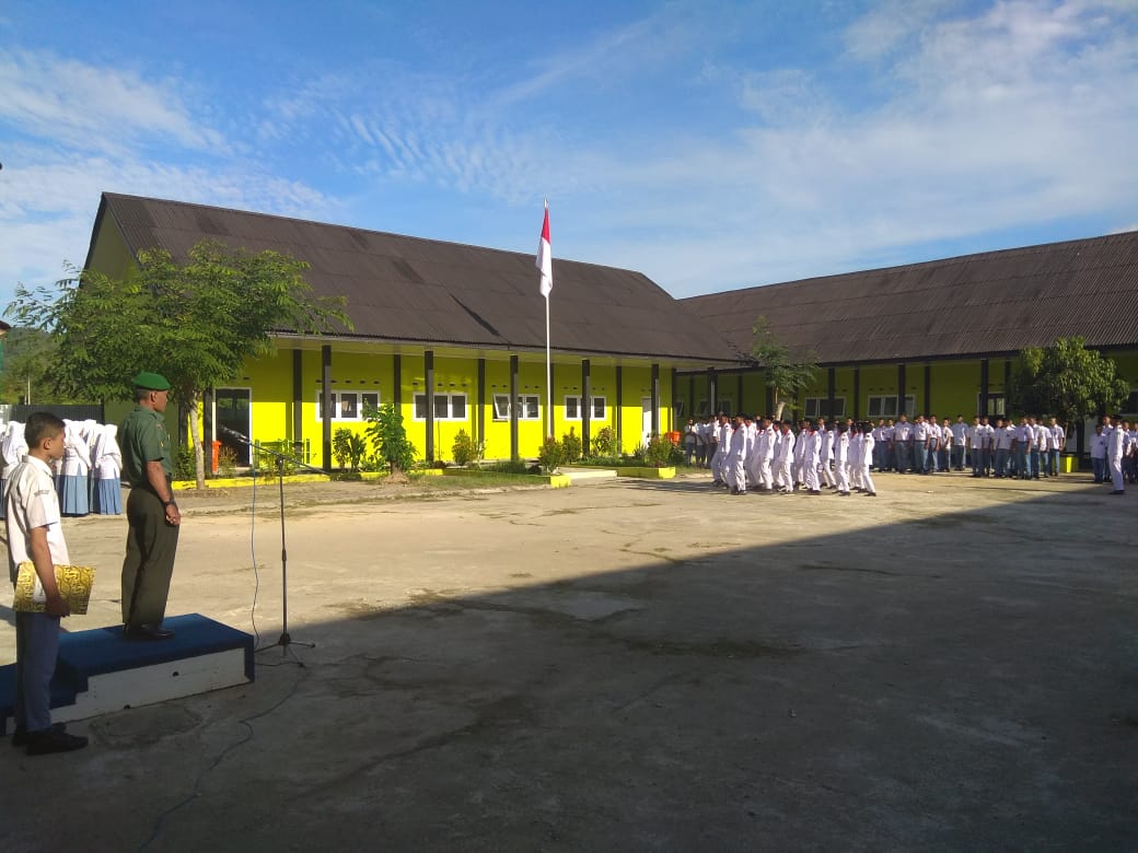 Sertu Saifullah Pimpin Upacara Bendera di SMAN 1 Jaya