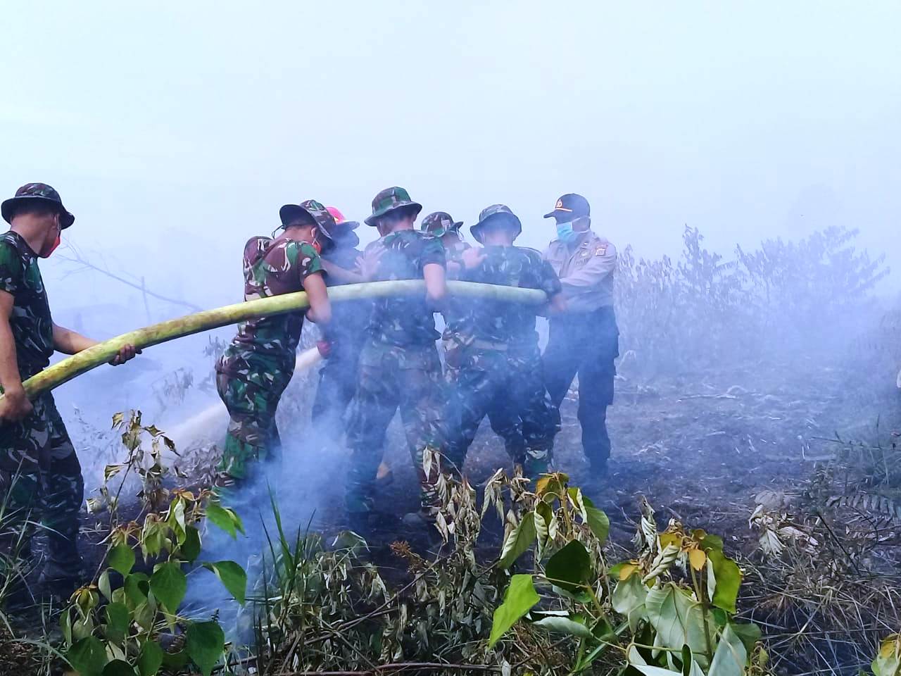 Personil TNI – POLRI dan BPBD Berjibaku Padamkan Api