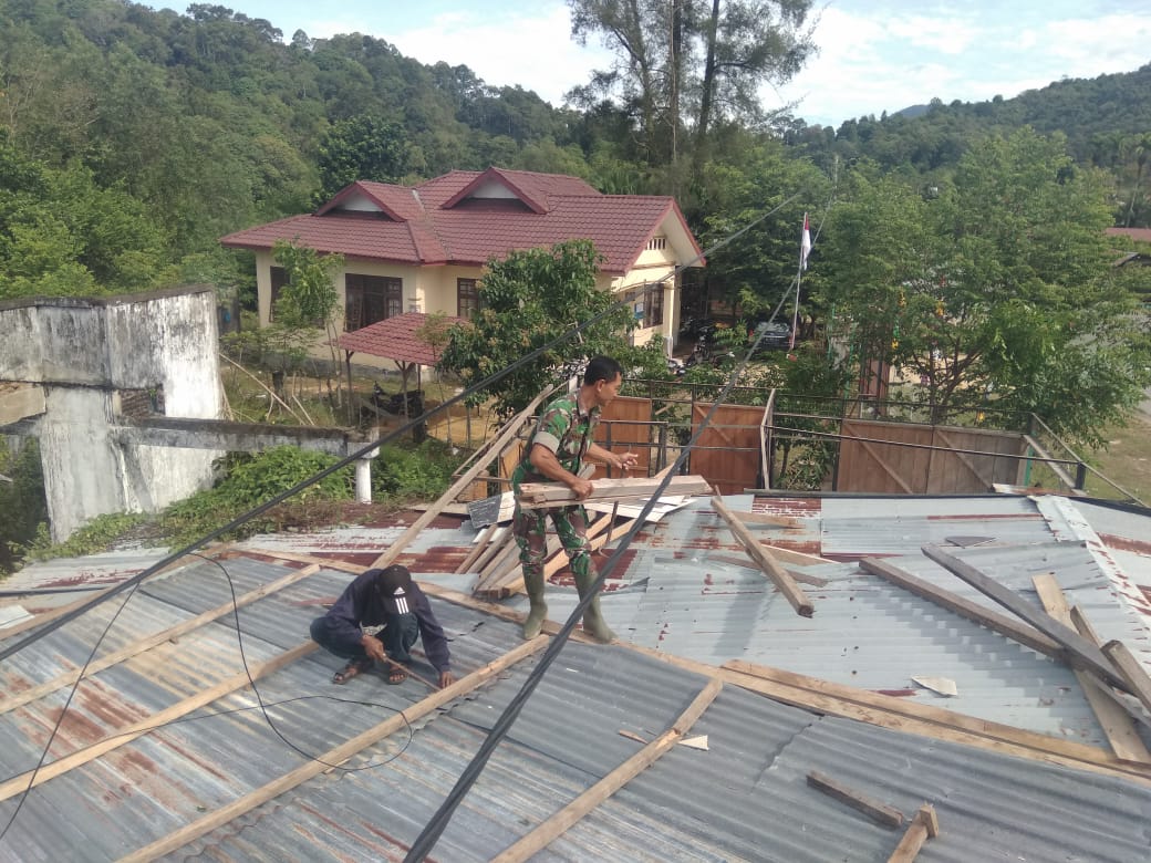 Rusak Diterjang Angin, Babinsa Lamno Bantu Perbaiki Rumah Warga