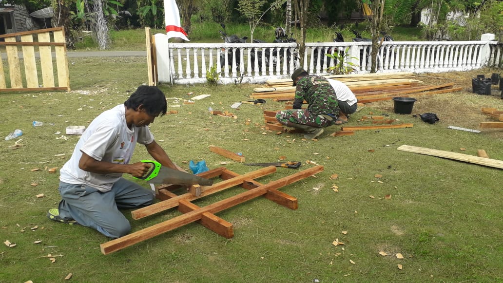 Babinsa Bantu Warga Buat Pagar Poskesdes