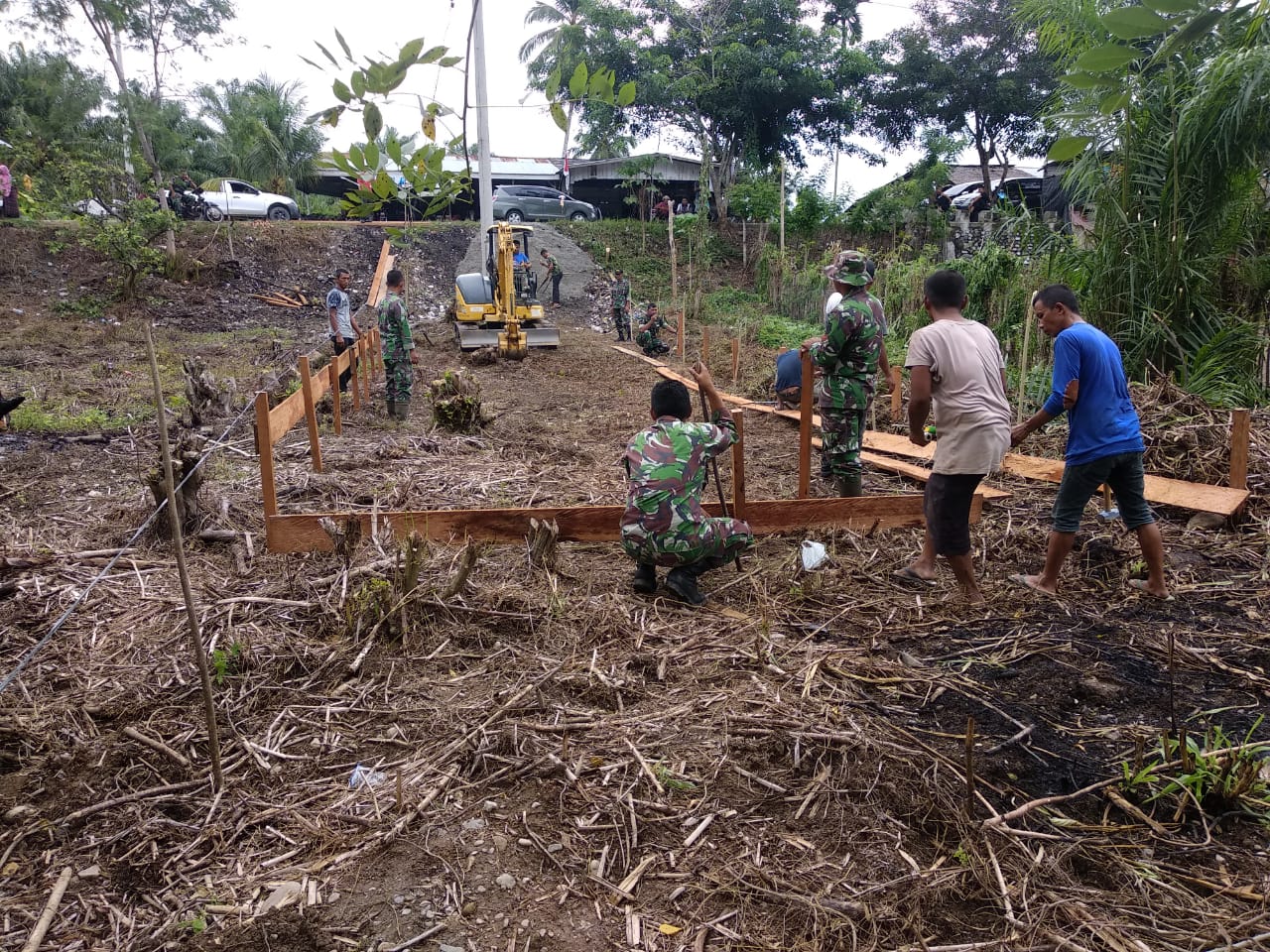 Personel Kodim 0116/Nara, Membangun Rumah untuk Ibu Putehdi