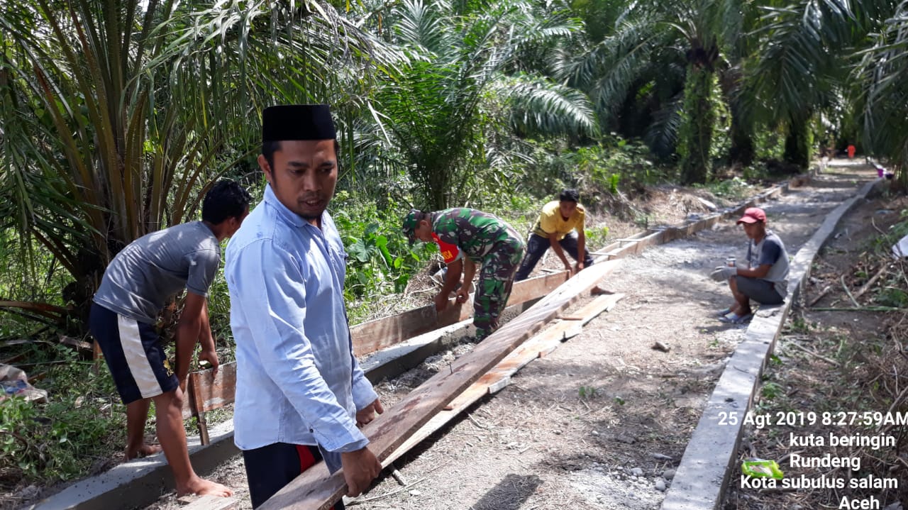 Babinsa Kuta Beringin Bantu Warga Pembuatan Parit