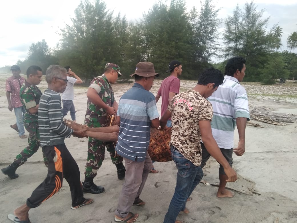 Koramil Teunom Bantu Evakuasi Korban Tenggelam