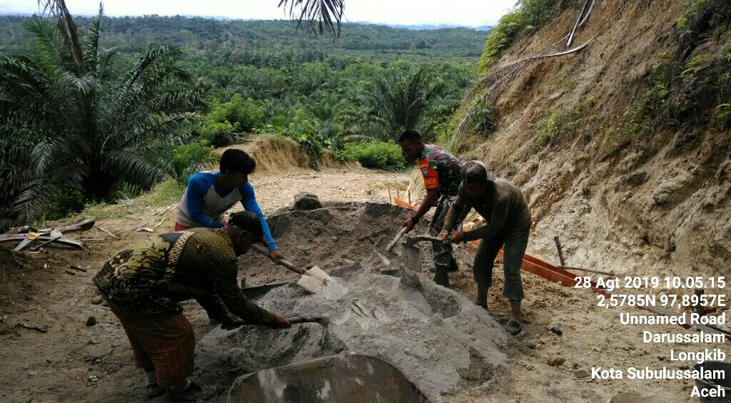 Babinsa Darussalam Bersama Warga Buat Saluran Air