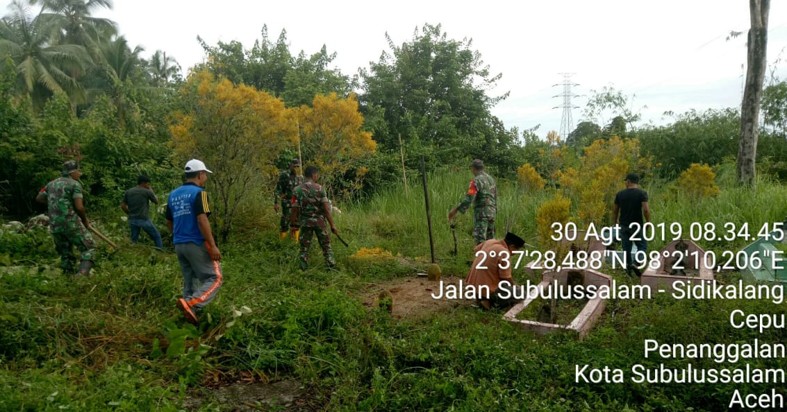 Jumat Bersih, Personil Posramil Penanggalan dan Warga Membersihkan TPU