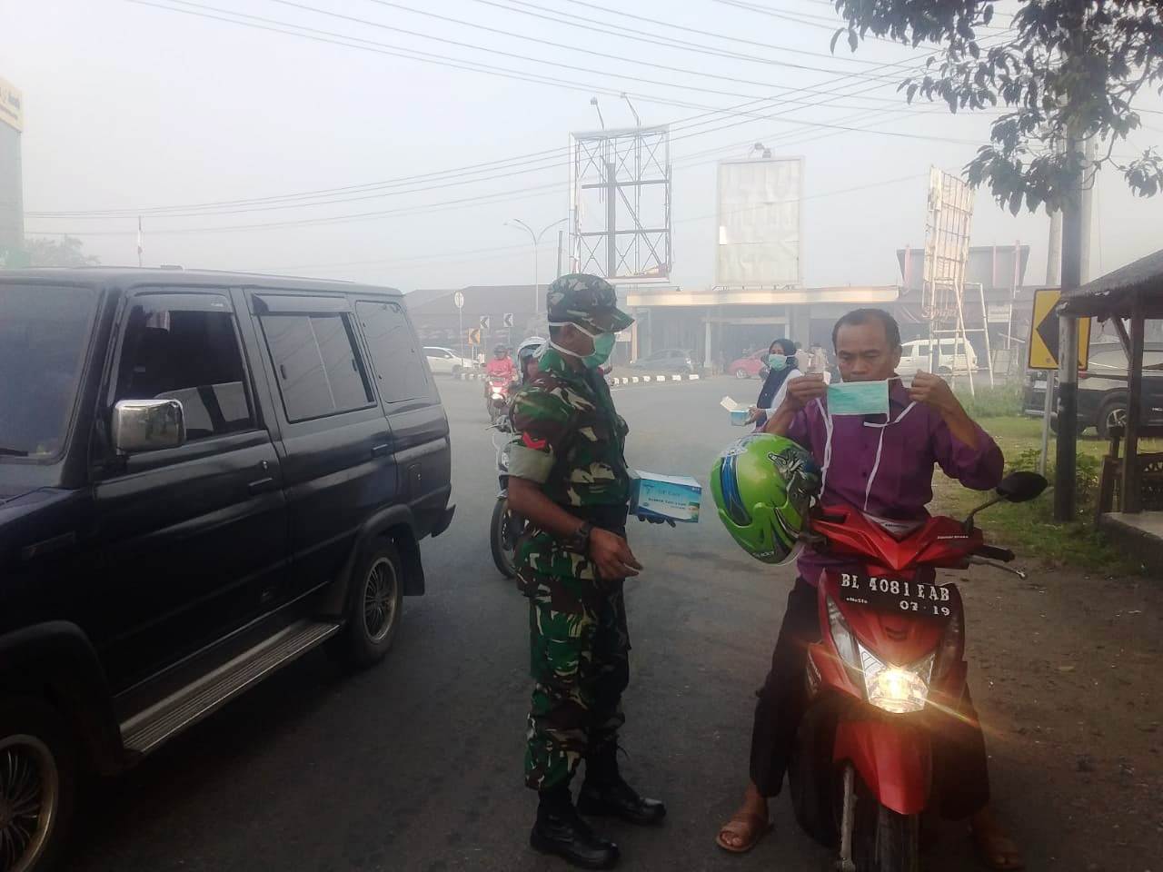 Kabut Asap Selimuti Kecamatan Samatiga, Muspika Bagi – Bagi Masker