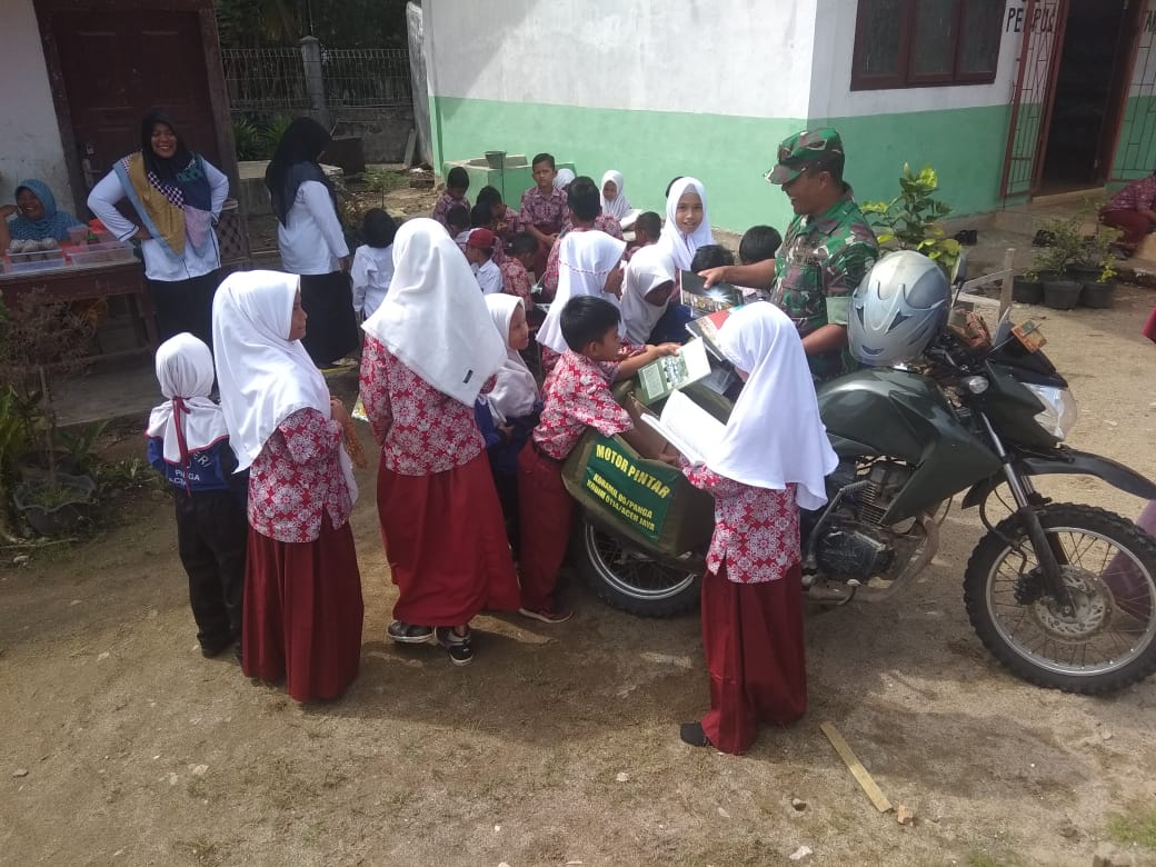 Tumbuhkan Minat Membaca, Sertu Vien Hadirkan Motor Pintar di SDN 5 Panga