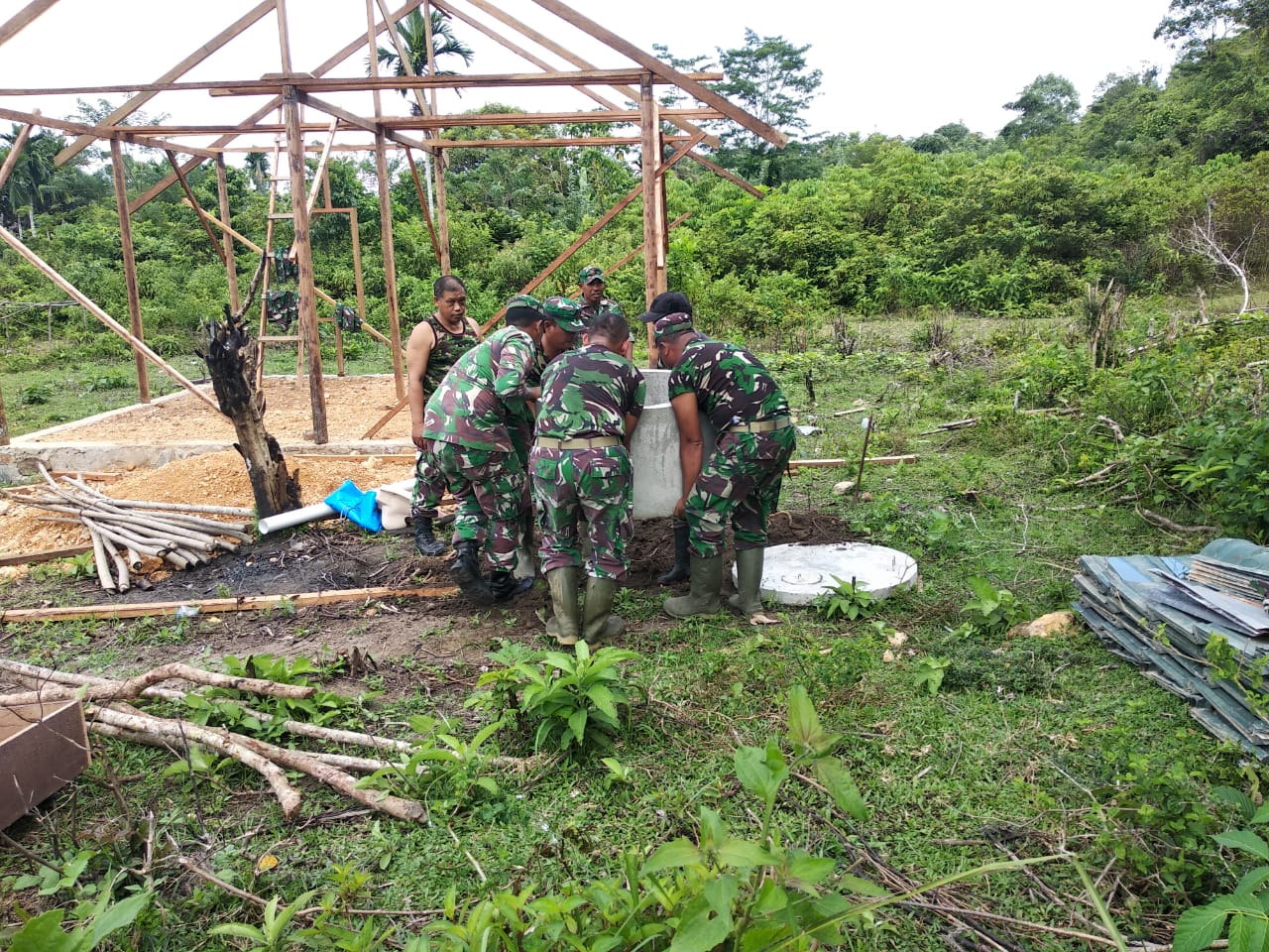 Posramil Bangun Jamban Bagi Warga Miskin