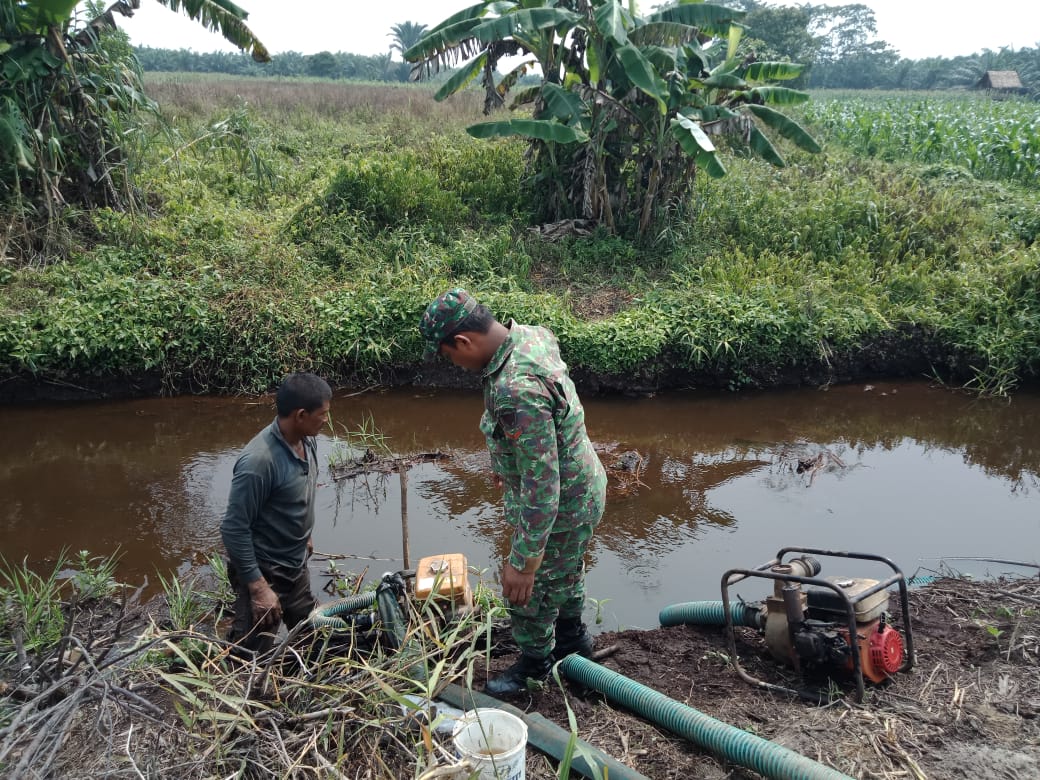Kopda Amrillah Bantu Petani Alirkan Air ke Sawah