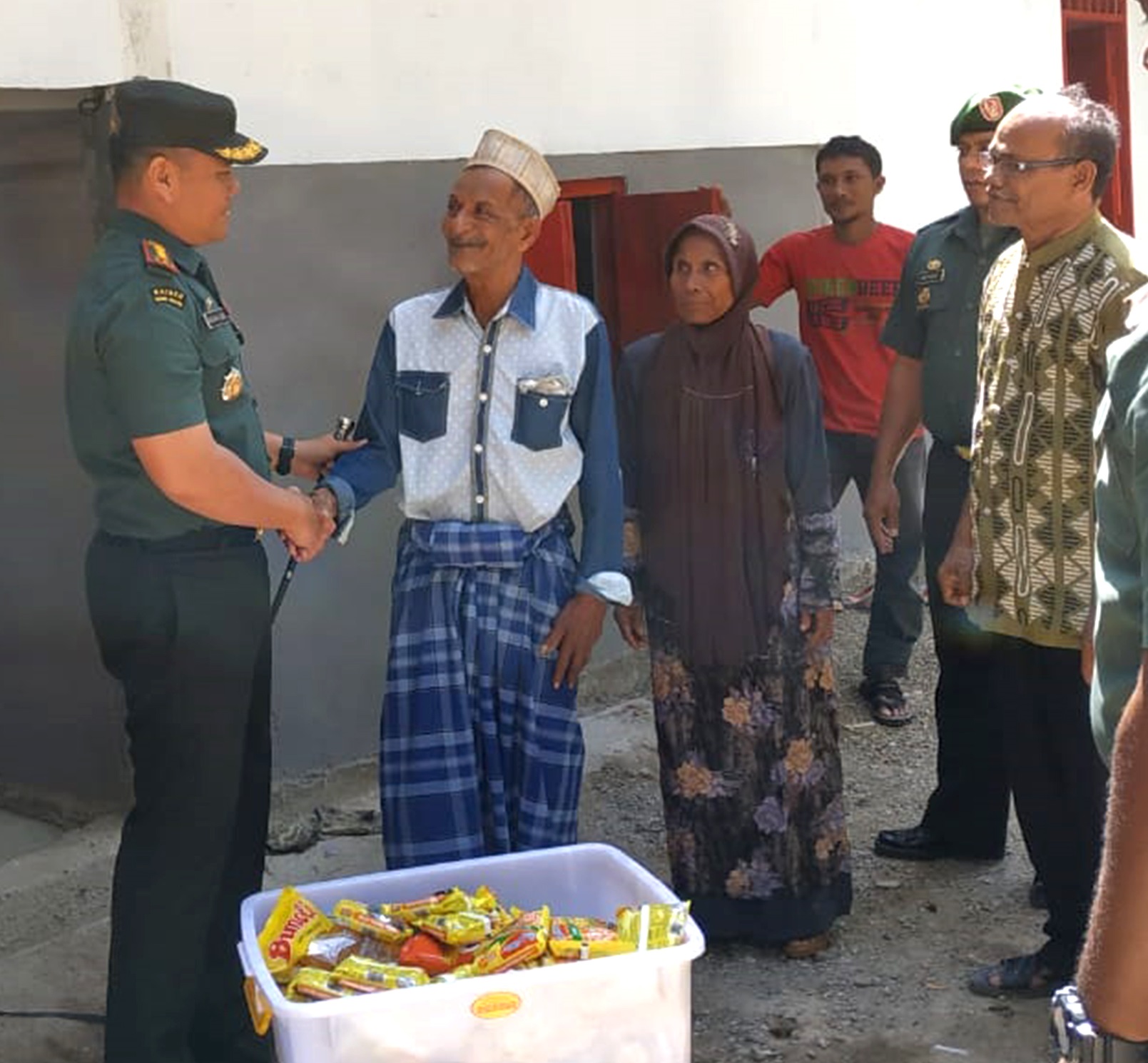 Dandim 0101/BS Serahkan Bantuan RTLH Kepada Veteran