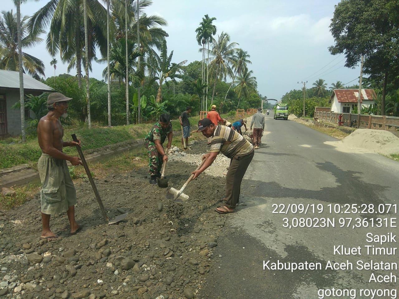 Babinsa Desa Sapik Turun Tangan Membantu Percepat Pembangunan Badan Jalan