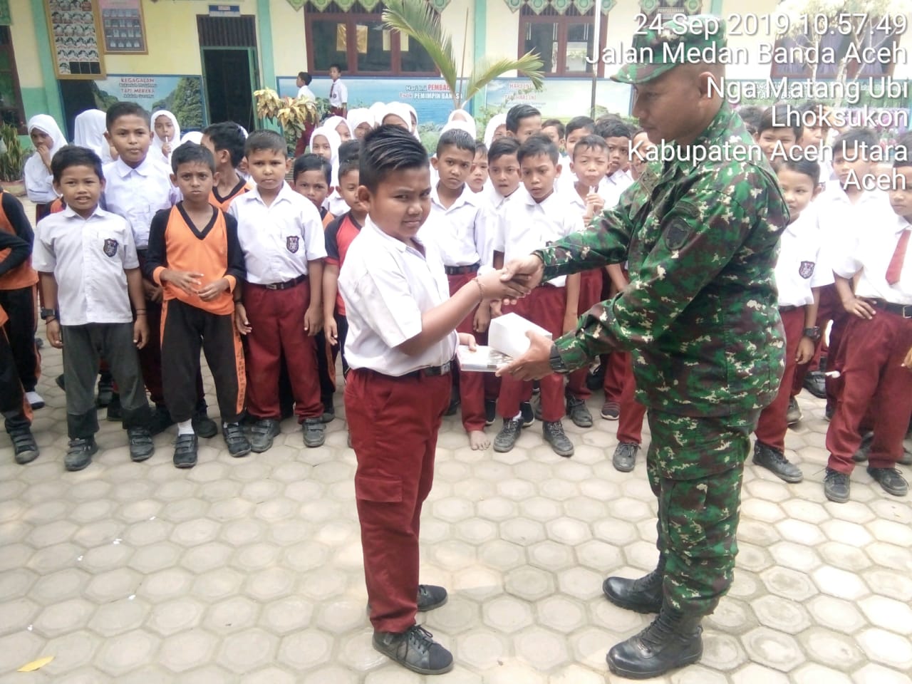 Brigif 25/Siwah Berikan Bantuan Alat Tulis kepada Pelajar