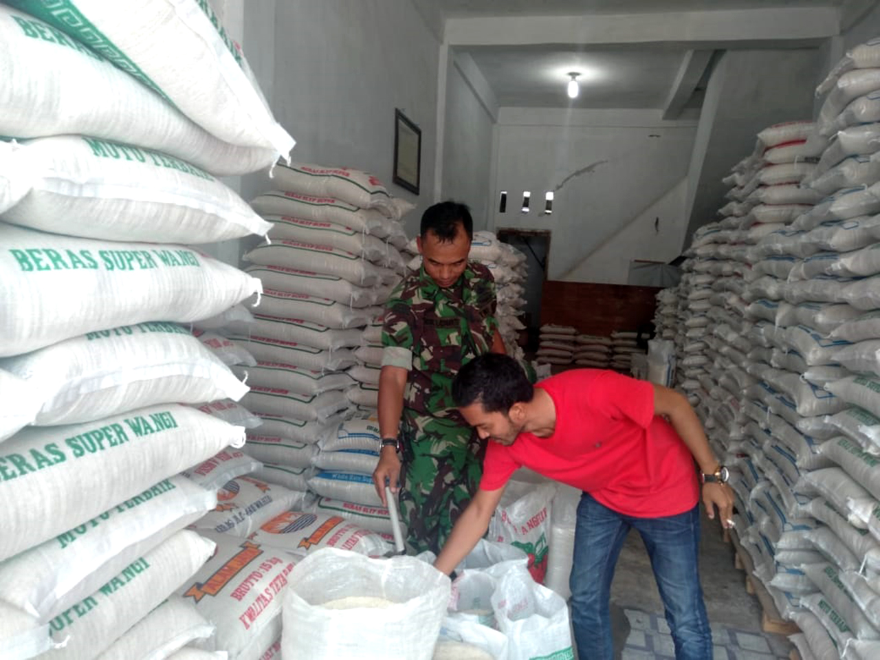 Babinsa Posramil BDR Pantau Kestabilan Harga Beras di Wilayah