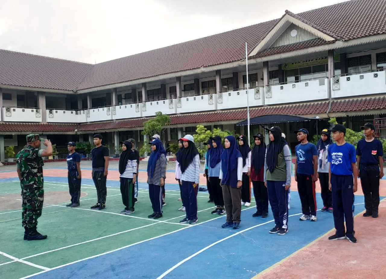 Semarakkan HUT TNI ke 74, Babinsa Koramil 13/KTA Latih PBB di SMAN 4 Banda Aceh