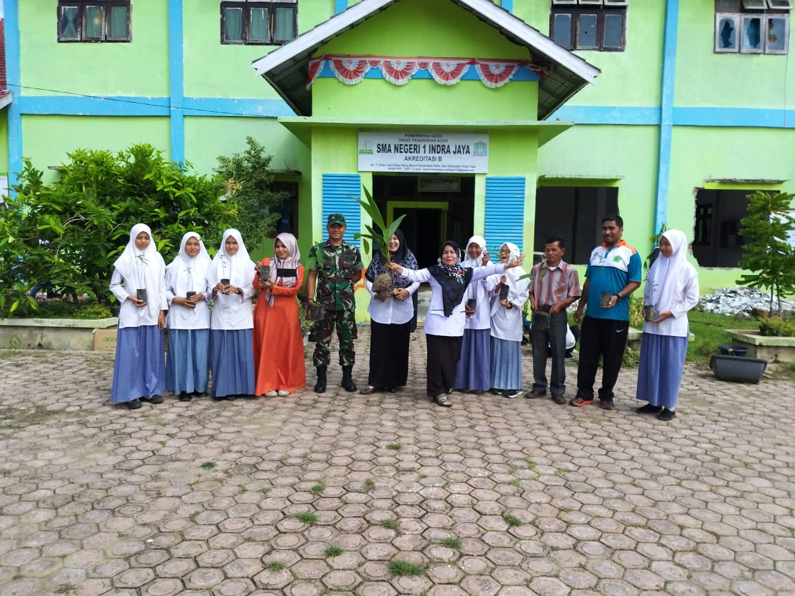 TNI Bantu Penghijauan di SMA Indra Jaya