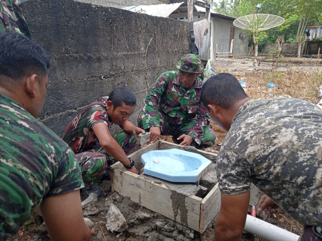 Koramil Panga Beri Jamban Bagi Warga Kurang Mampu