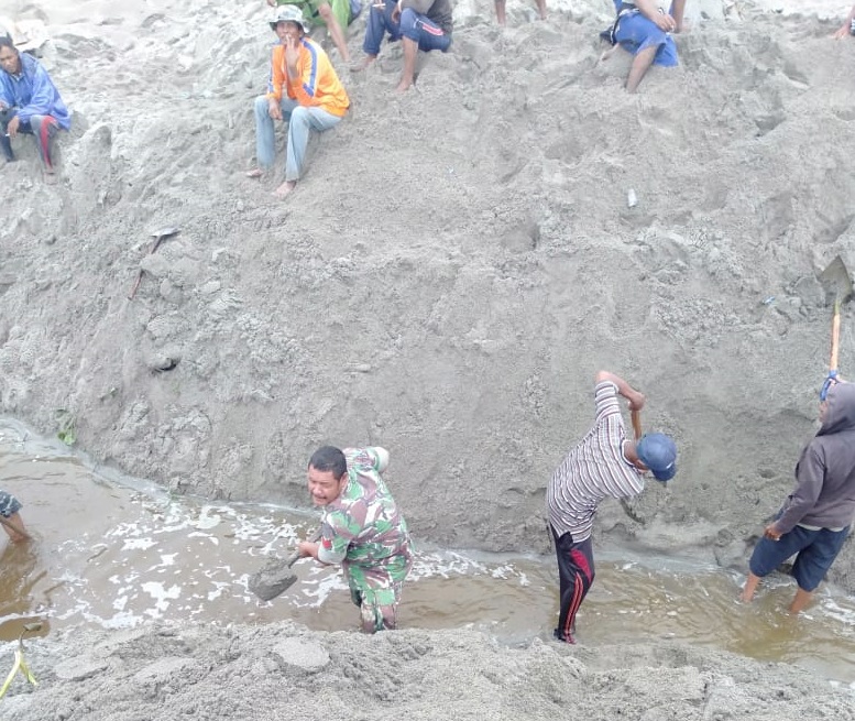 Cegah Banjir, Personel Koramil Teunom dan Warga Buka Kuala Teunom