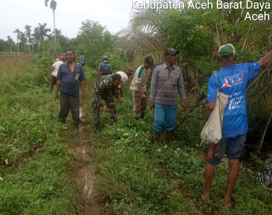Babinsa, Dinas Tenaga Kerja dan Transmigrasi Beserta Masyarakat Laksanakan Gotong Royong Bersama