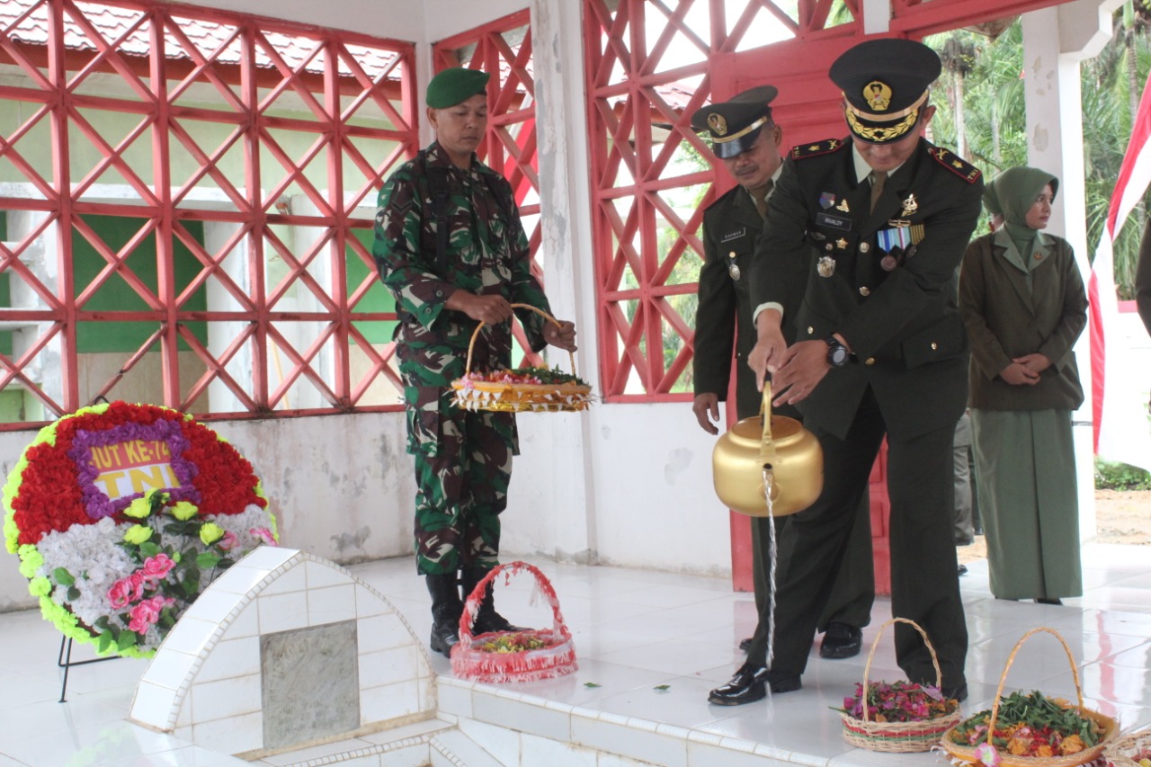 Dalam Rangka HUT TNI ke 74 Wadanyonif 115/ML Ziarah