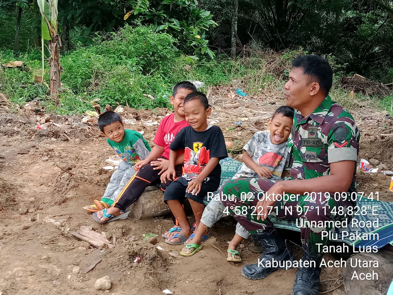 Keakraban Antara Satgas TMMD ke 106 Kodim 0103/Aut Bersama Anak Anak