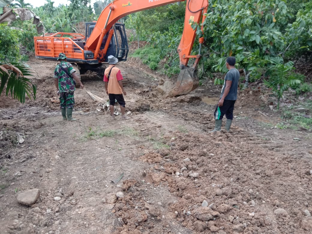 Bahu Membahu Bersama Warga, Satgas TMMD ke 106 Kodim 0103/Aut Bersihkan Jalan