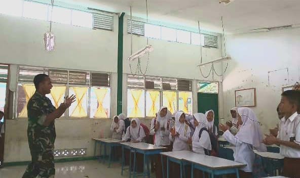Babinsa Juga Bisa Menjadi Guru di Sekolah Dasar Desa Pintu Rimba