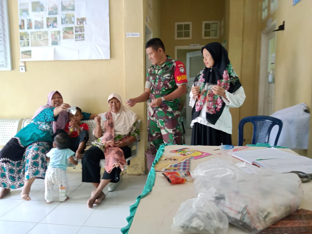 Babinsa Panga Bantu Petani Rontokkan Padi