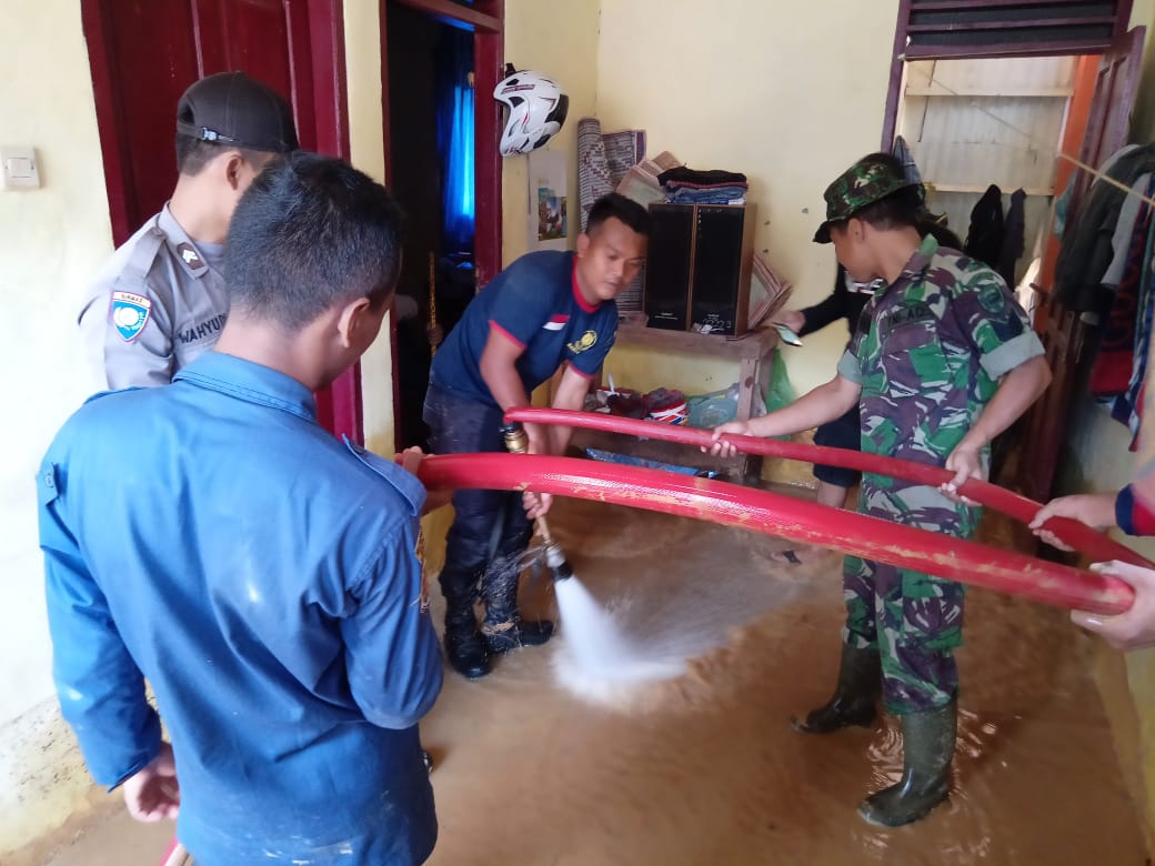 Pesonil Koramil 09/Trumon Bersinergi Membantu Membersihkan Lumpur Sisa Banjir