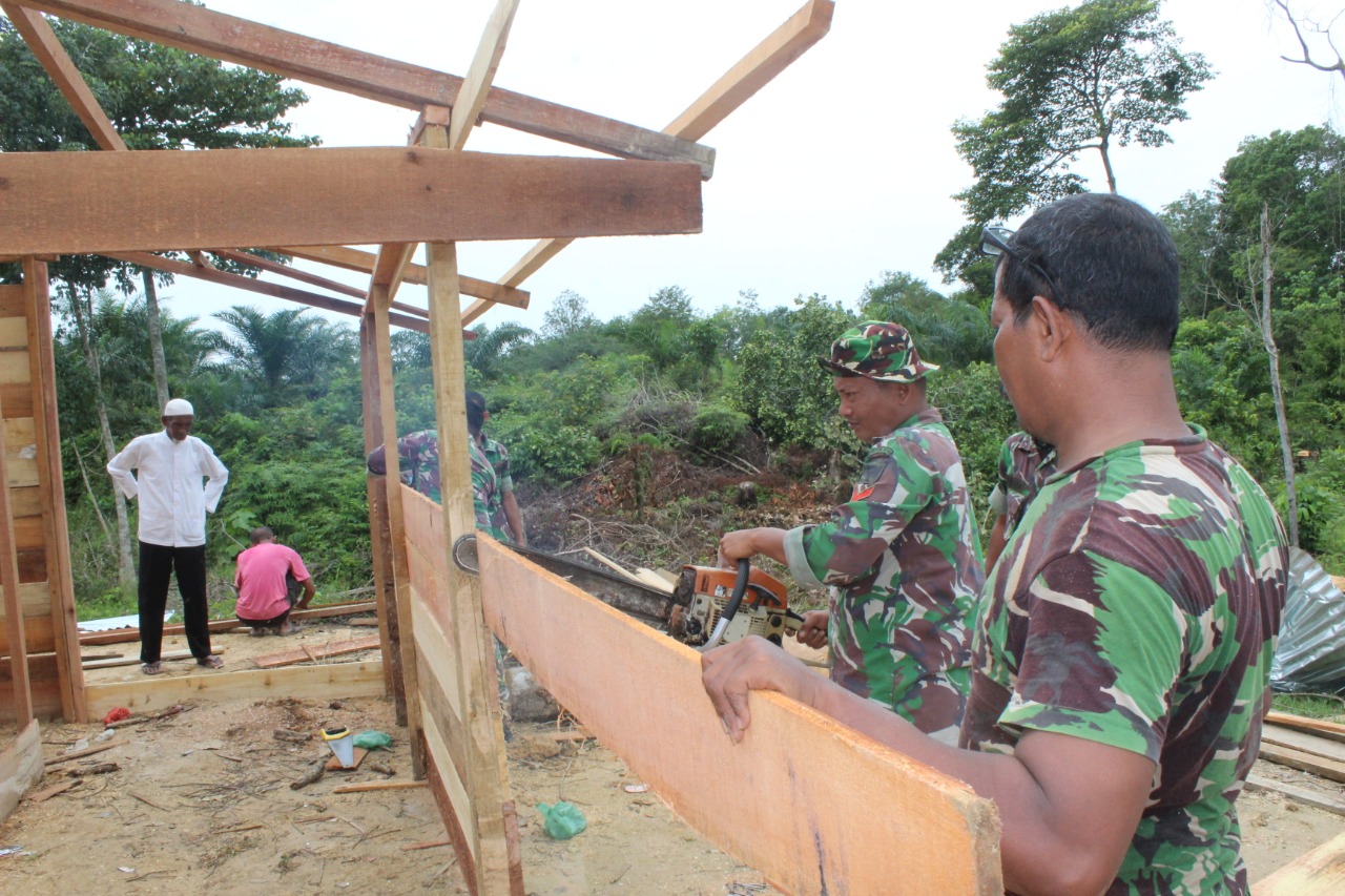 Personel TNI dan Polri Gotong Royong Bantu Renovasi Rumah Tertimpa Pohon