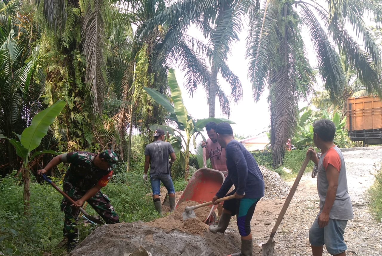 Babinsa Silatong Ajak Warga Gotong Royong Benahi Parit