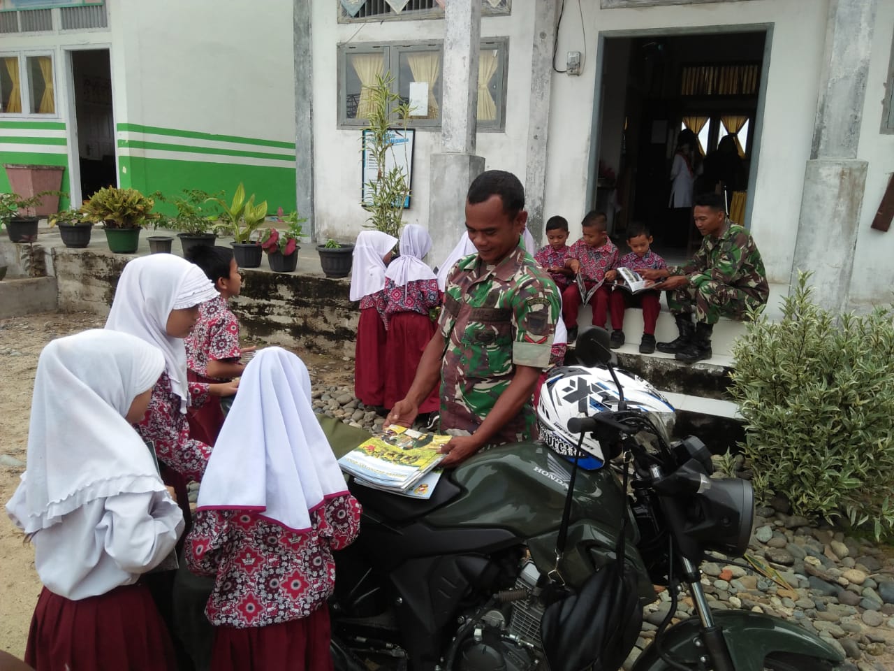 Babinsa Koramil Teunom Hadirkan Motor Pintar Babinsa di SDN 13