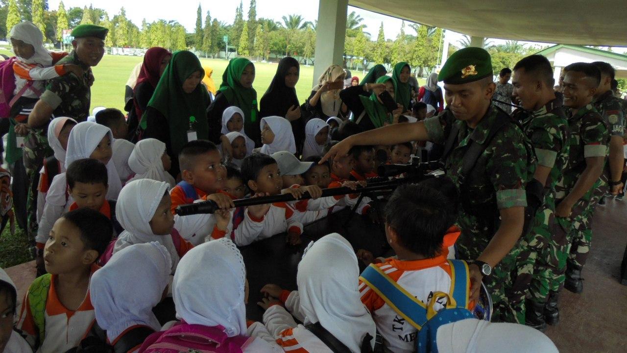 Yonif 116/GS Kenalkan Profesi TNI kepada Anak-anak TK Al Azhar Meulaboh