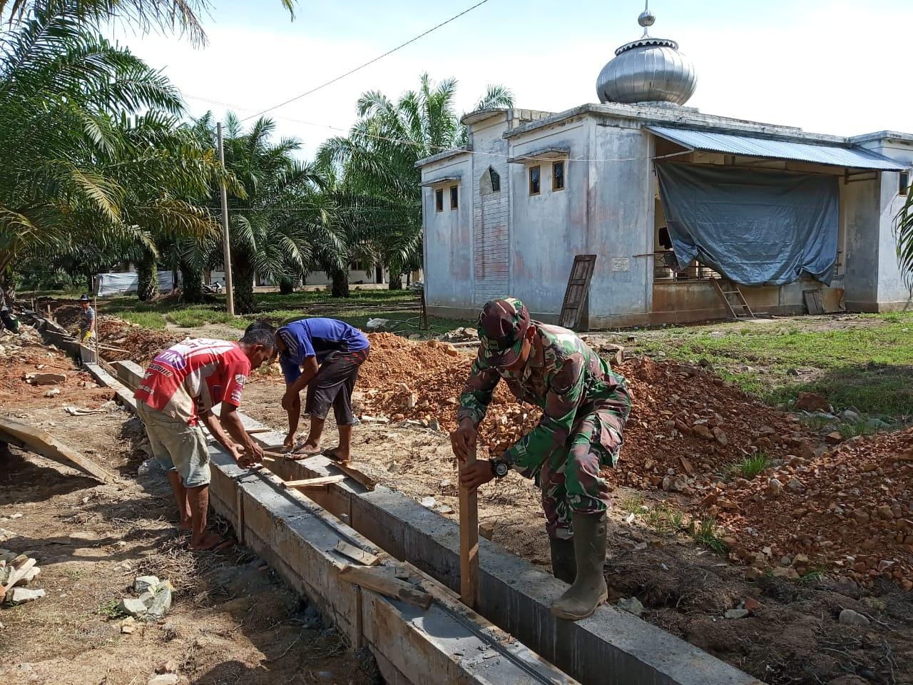 Babinsa Bantu Pembuatan  Saluran Air di Mesjid Baitul Muttaqin