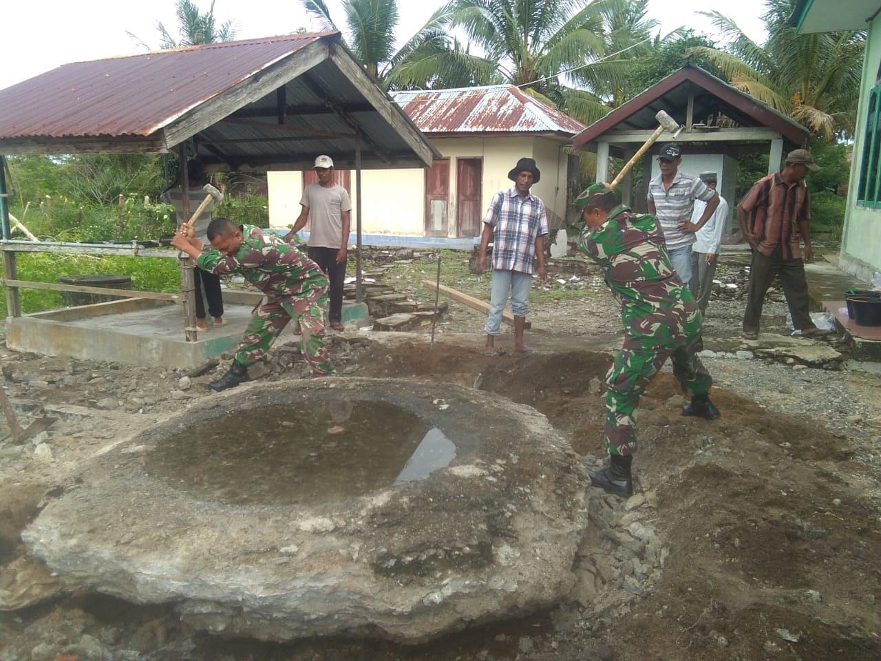 Personel Koramil Panga Bersama Warga Bersihkan Meunasah
