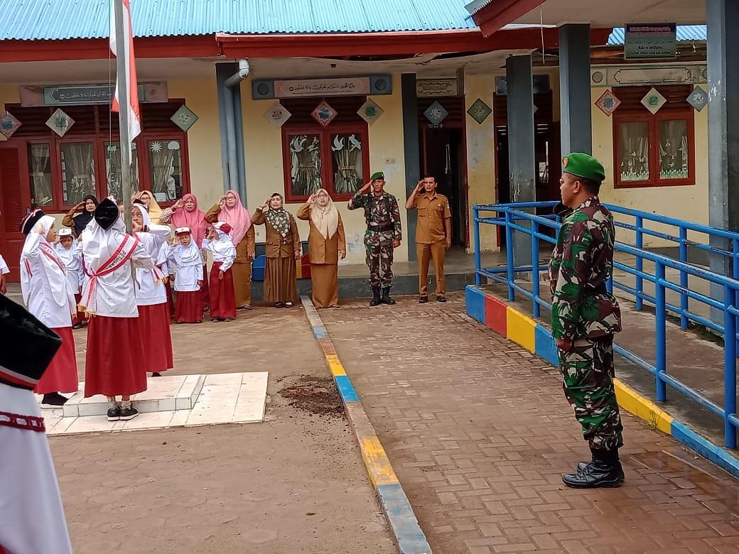 Sertu Sigit Pembina Upacara di SDN 2 Krueng Sabee