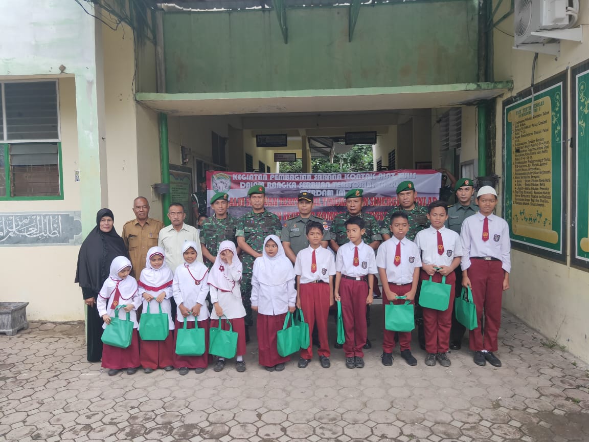 Bekangdam IM Berikan Bantuan Alat Tulis Kepada Pelajar