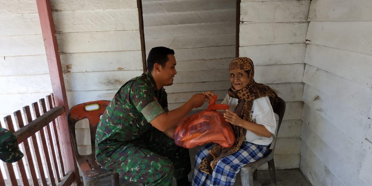 Kodim Aceh Jaya Bagikan Ratusan Paket Sembako untuk Warga Miskin