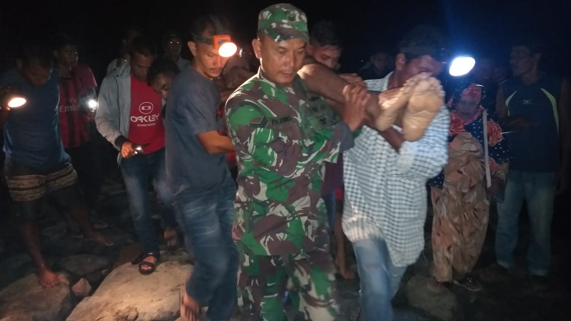 Sertu Parwoto Bersama Warga Bantu Evakuasi Korban Hanyut