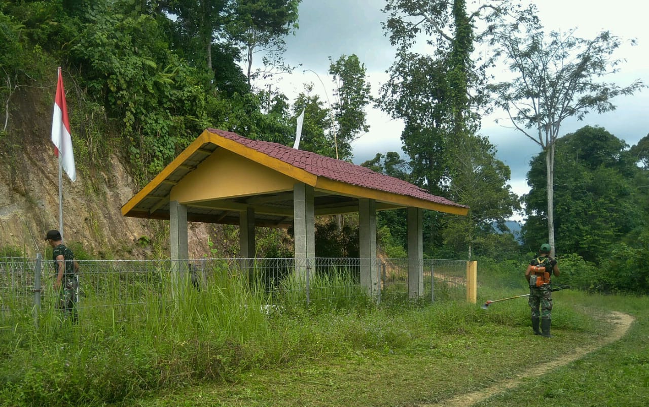 Koramil 08/Bakongan Bersihkan Taman Makam Pahlawan T. Raja Angkata
