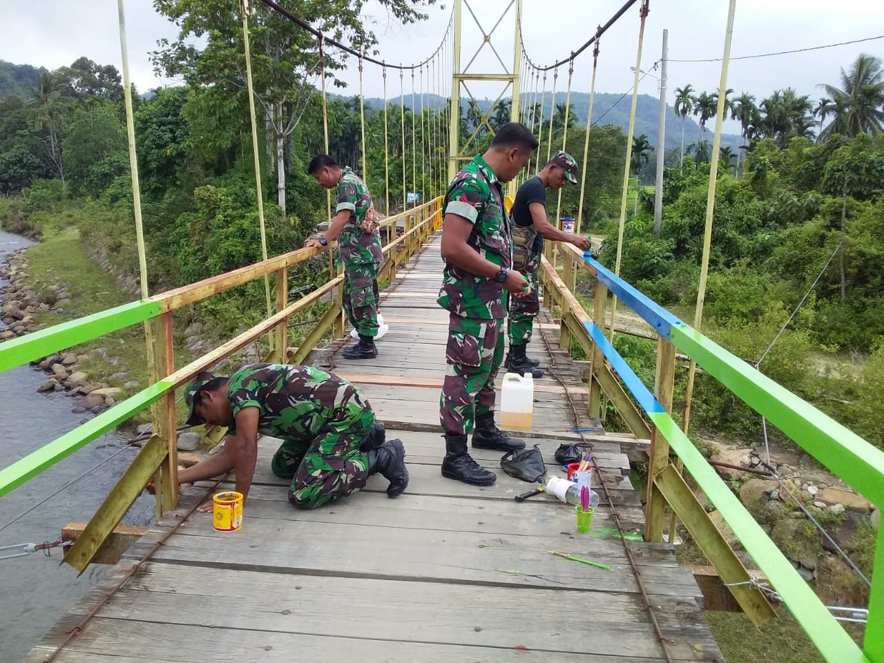 Binter Terpadu : Kodim Pidie Renovasi Jembatan Gantung Desa Lampoh Lada