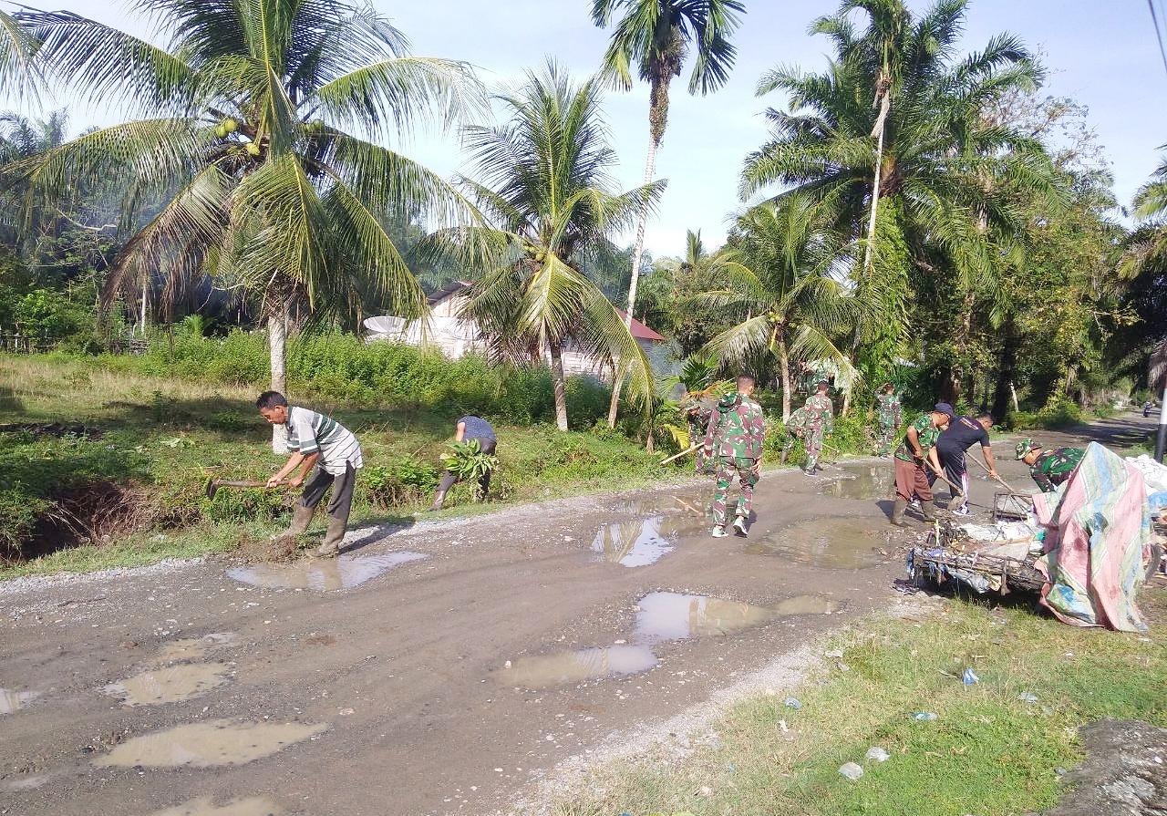 Yonif 116/GS Melaksanakan Gotong Royong Bersama Masyarakat