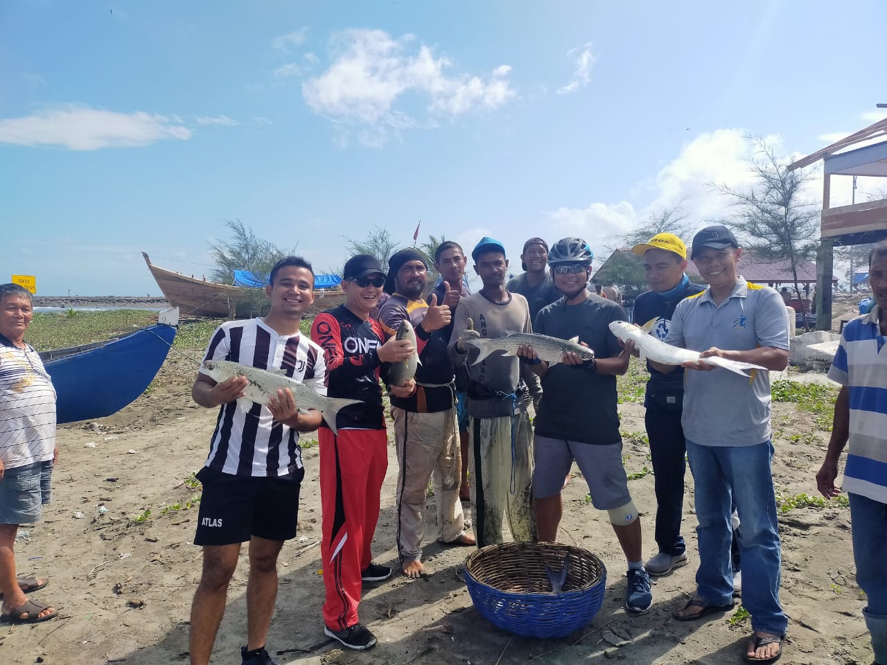 Kahubdam IM Tarik Pukat di Gampong Jawa