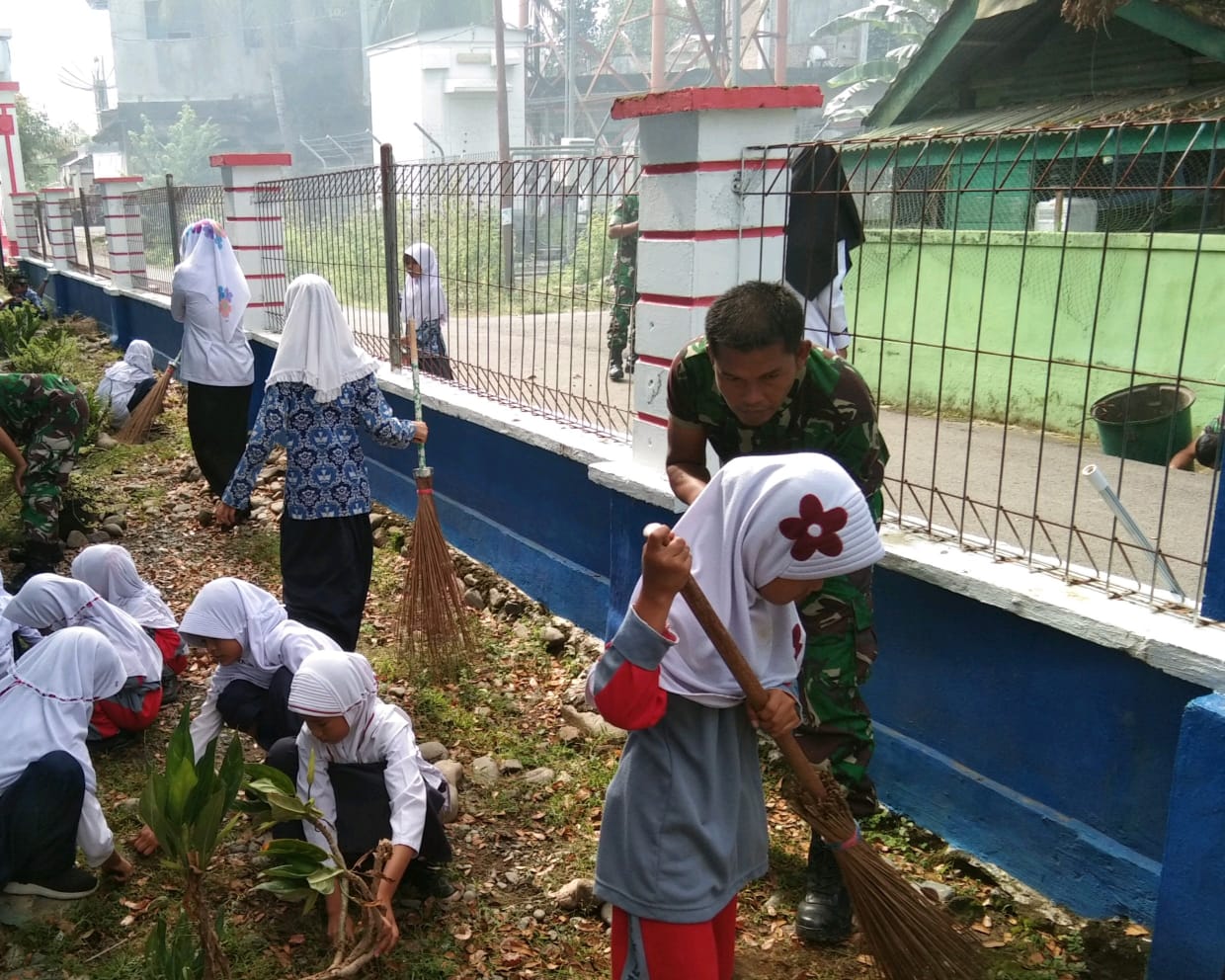 Danramil 15/Tiro Ajak Siswa Siswi SD Negeri Lhoklgueh Gotong Royong