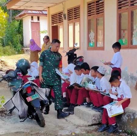 Dengan Motor Pintar Babinsa Posramil 07/Teupah Barat Ajak Siswa Sekolah Dasar Baca Buku